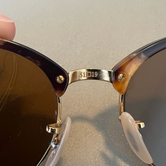 Ray Ban RB 4246 Clubround Classic Sunglasses - Picture 3 of 4
